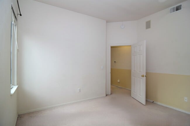 Building Photo - 1754 NE Ashberry Dr