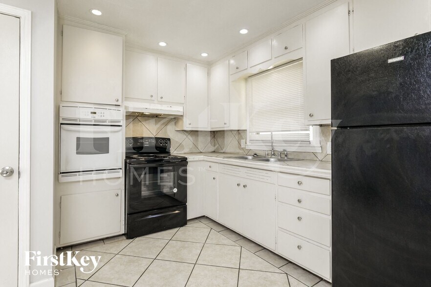 Building Photo - 6312 E 102nd St