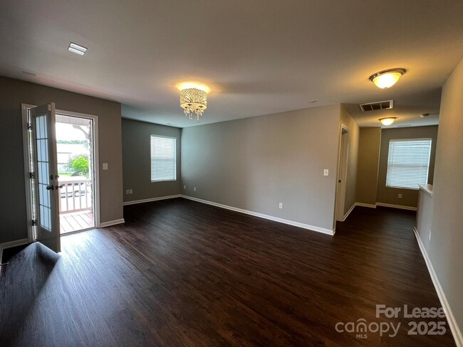 Building Photo - 2198 Laurens Dr