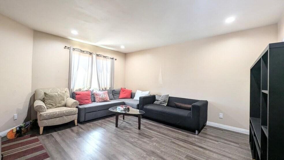 Building Photo - 1299 W 37th Dr