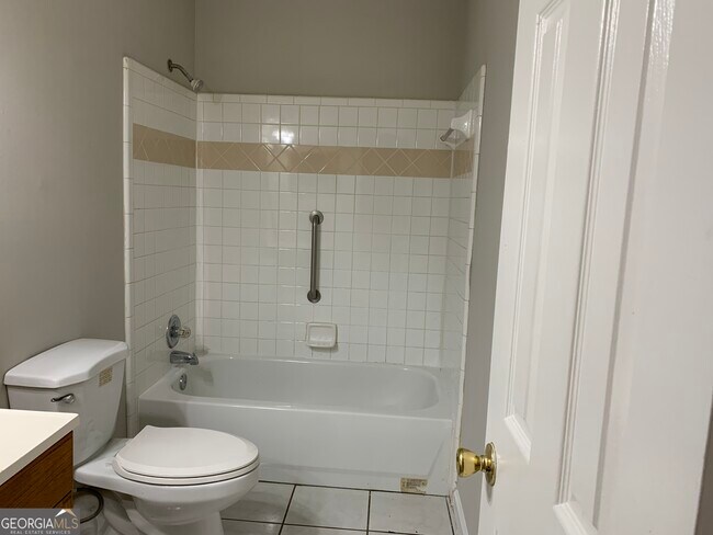 Building Photo - 2046 Oak Park Ln