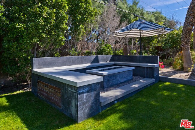 Building Photo - 2660 N Farrell Dr