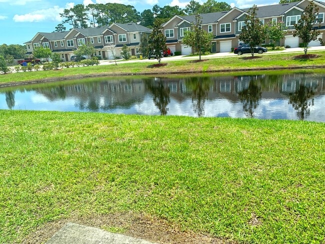 Building Photo - Moultrie Village Townhome with two ensuite bedrooms!