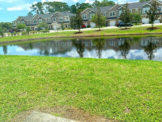 Building Photo - Moultrie Village Townhome with two ensuite...