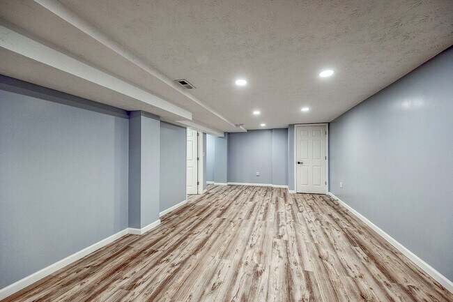 Building Photo - Grand Ave Duplex