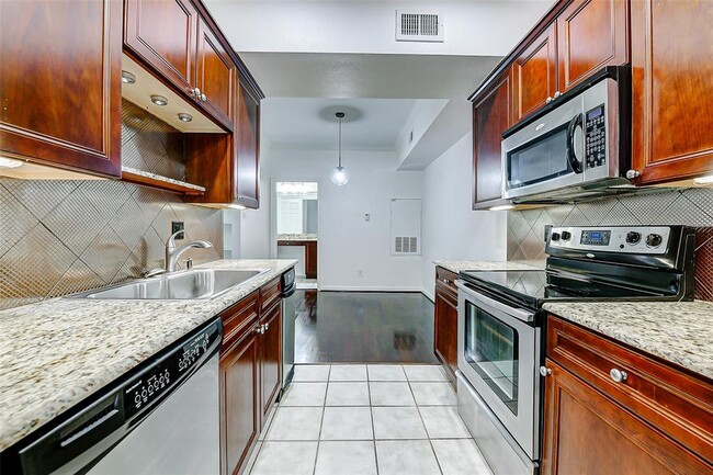 Building Photo - 2255 Braeswood Park Dr