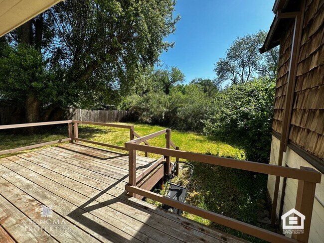 Building Photo - Spacious One Bedroom Lower Level Duplex