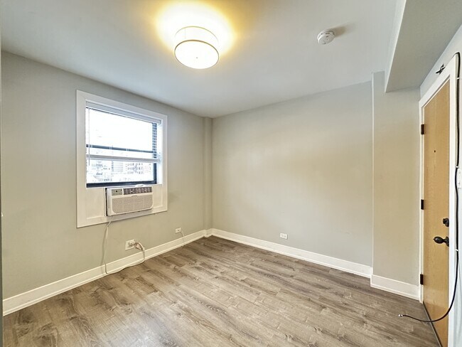 Building Photo - 503 W Belmont Ave