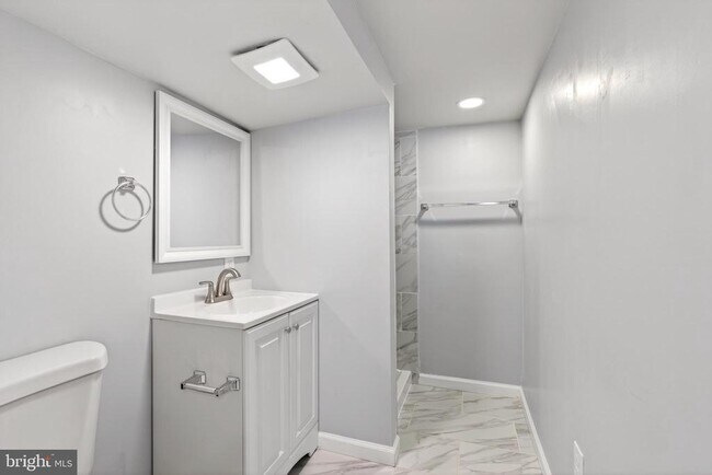 Building Photo - 29 W Elm Ave