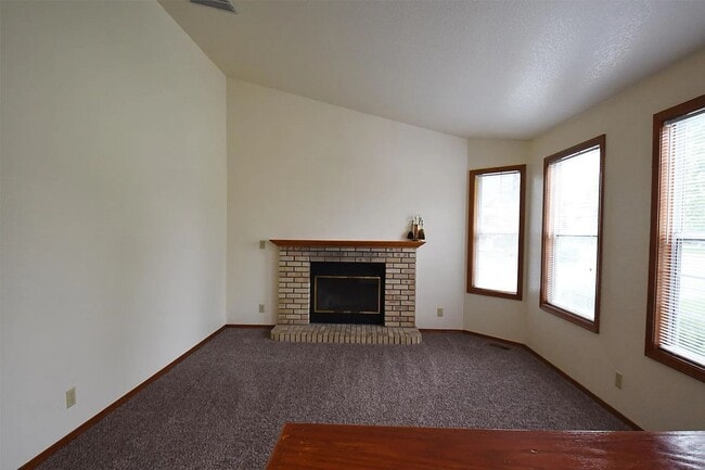 Building Photo - Spacious 4-Bedroom South Boise Home with F...