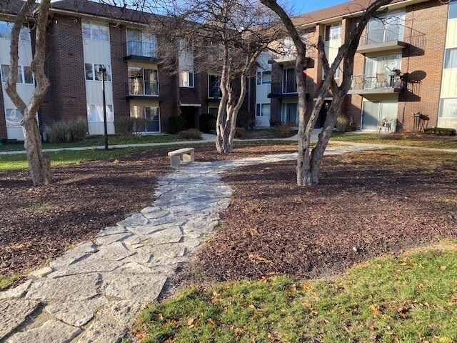 Building Photo - 5S100 Pebblewood Ln