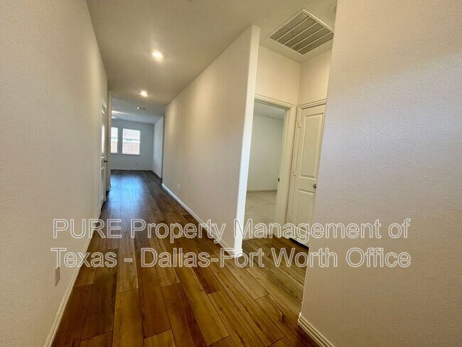 Building Photo - 2113 Donker Dr