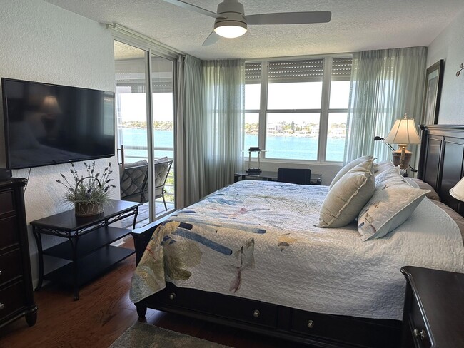 Building Photo - WATERFRONT 2/2 BAHIA DEL MAR RENTAL SEVEN ...