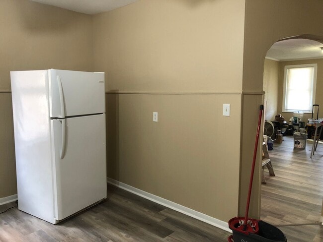 Building Photo - Great 3 Bedroom Home! Freshly Painted! New Flooring! Large Living Area! Eat-in-Kitchen! Screened ...