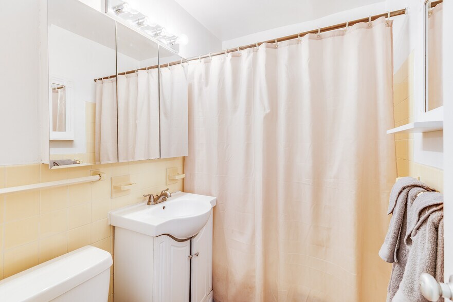 Building Photo - 1121 ARLINGTON Blvd