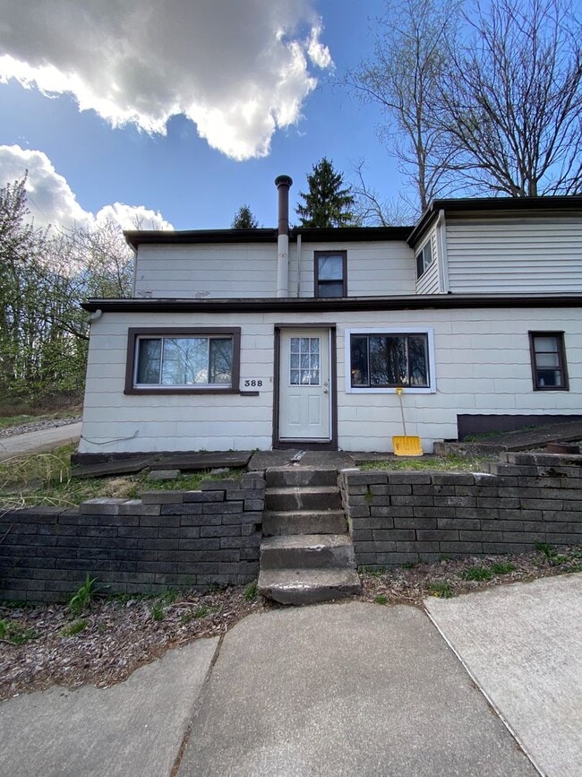 Building Photo - AVAILABLE MAY 2026 - Check out this 2 Bedroom Home w/ Garage in Duquesne Heights!