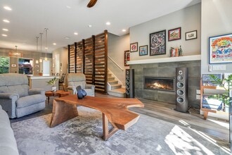 Building Photo - 1364 Vine St