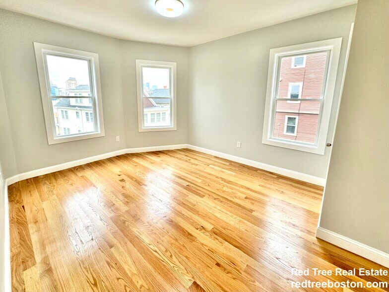 Building Photo - 190 Hillside St