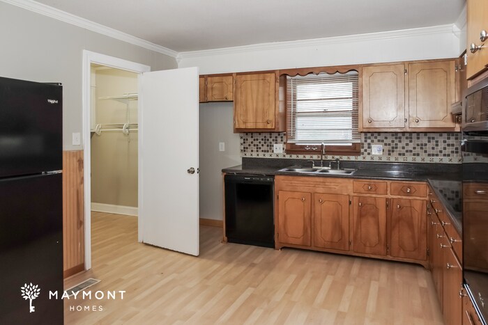 Building Photo - 1231 Freemont St SW