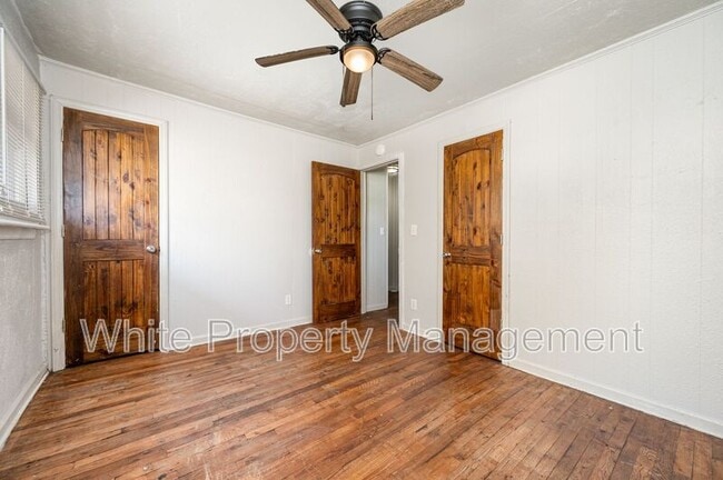 Building Photo - 2407 Julia Ave