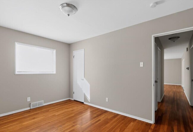Building Photo - 296 Meadowcrest Dr