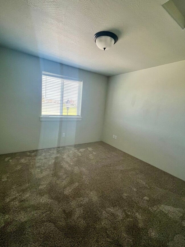 Building Photo - Newer Central Point 3 Bedroom / 2.5 Bath with views of the Table Rock