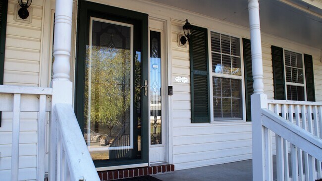Building Photo - 1221 Clearwater Ln
