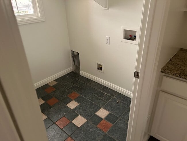 Building Photo - 4BD/2.5BATH FAMILY HOME-$4100 PER MO.