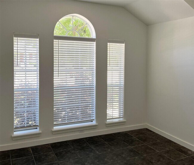 Building Photo - 2238 Pine Cone Dr