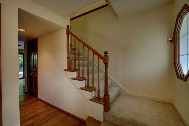 Building Photo - 5Bd/2.5Ba Bellevue Home