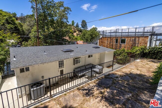 Building Photo - 8876 Wonderland Ave
