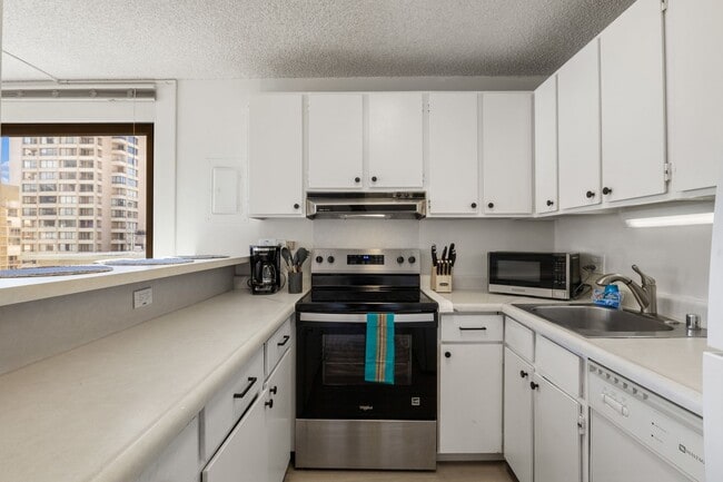 Building Photo - 2140 Kuhio Ave.