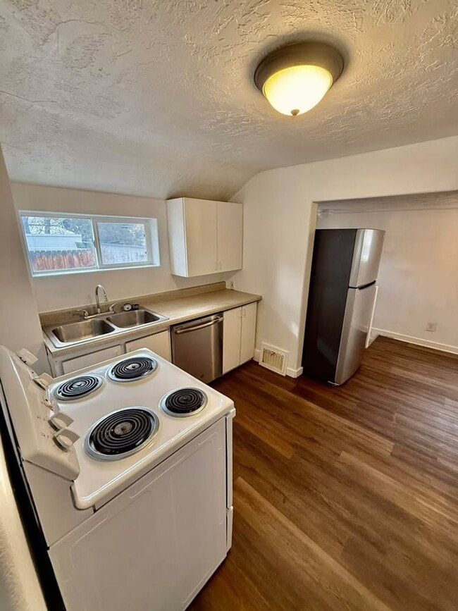 Building Photo - Updated 1 bedroom for rent neat Idaho State.