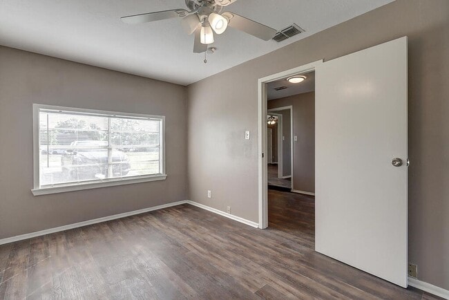 Building Photo - 10921 Shady Ln