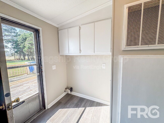 Building Photo - 2057 Oakley Rd