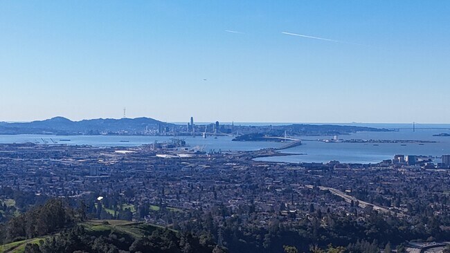 Building Photo - 6100 Skyline Blvd