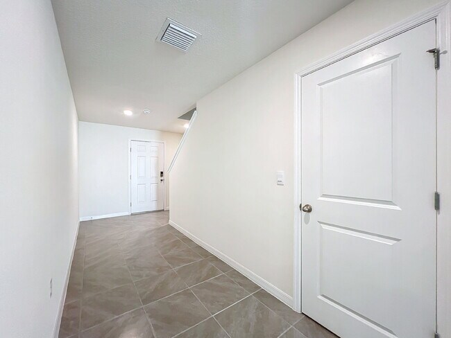 Building Photo - 5 Bedroom Rental Home with Large Backyard in Ocala Crossings!