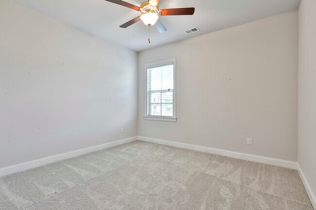 Building Photo - 335 Caledonia Ct