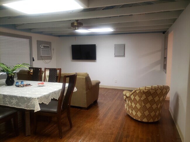 Building Photo - 2737 Garden St