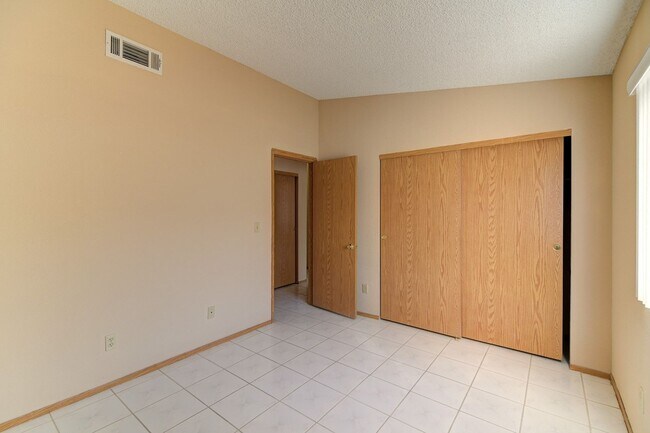 Building Photo - 4651 4 Leaf Clover Dr