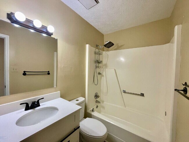 Building Photo - Charming 3-Bed Townhome In Three Colonies