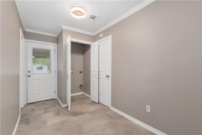 Building Photo - Available June 2026! Adorable 3 Bedroom Ho...