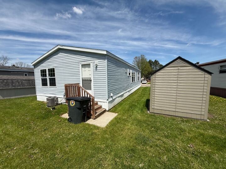 Building Photo - 15588 Pine Ridge Dr