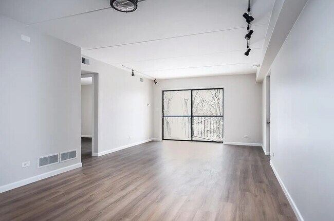 Building Photo - 6040 Lake Bluff Dr