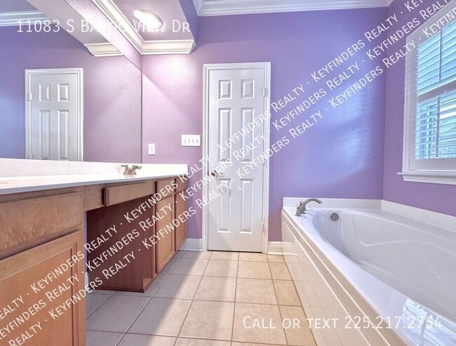 Building Photo - 11083 S Bayou View Dr