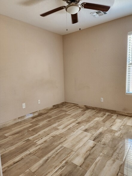 Building Photo - 12633 W Clarendon Ave