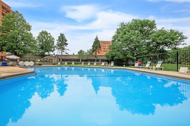 Building Photo - 5915 Meadow Dr