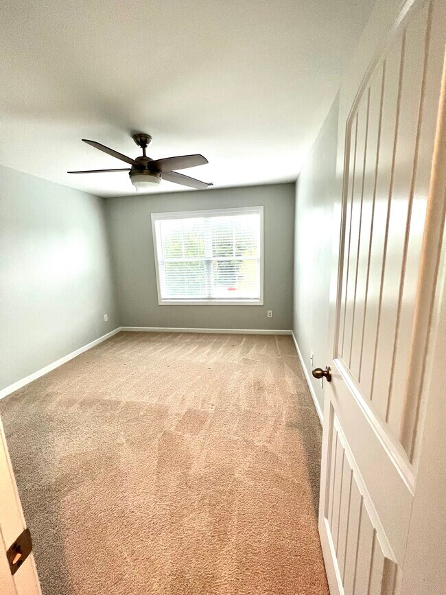 Building Photo - 930 Sunset Park Dr