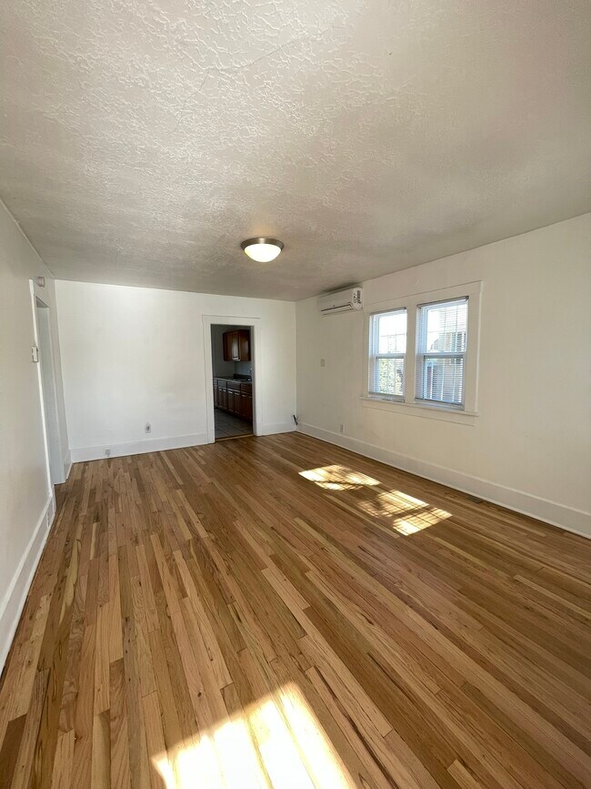 Building Photo - 407 Harvard Dr SE