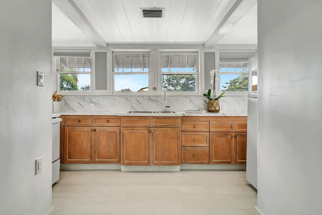 Building Photo - 515 46th St